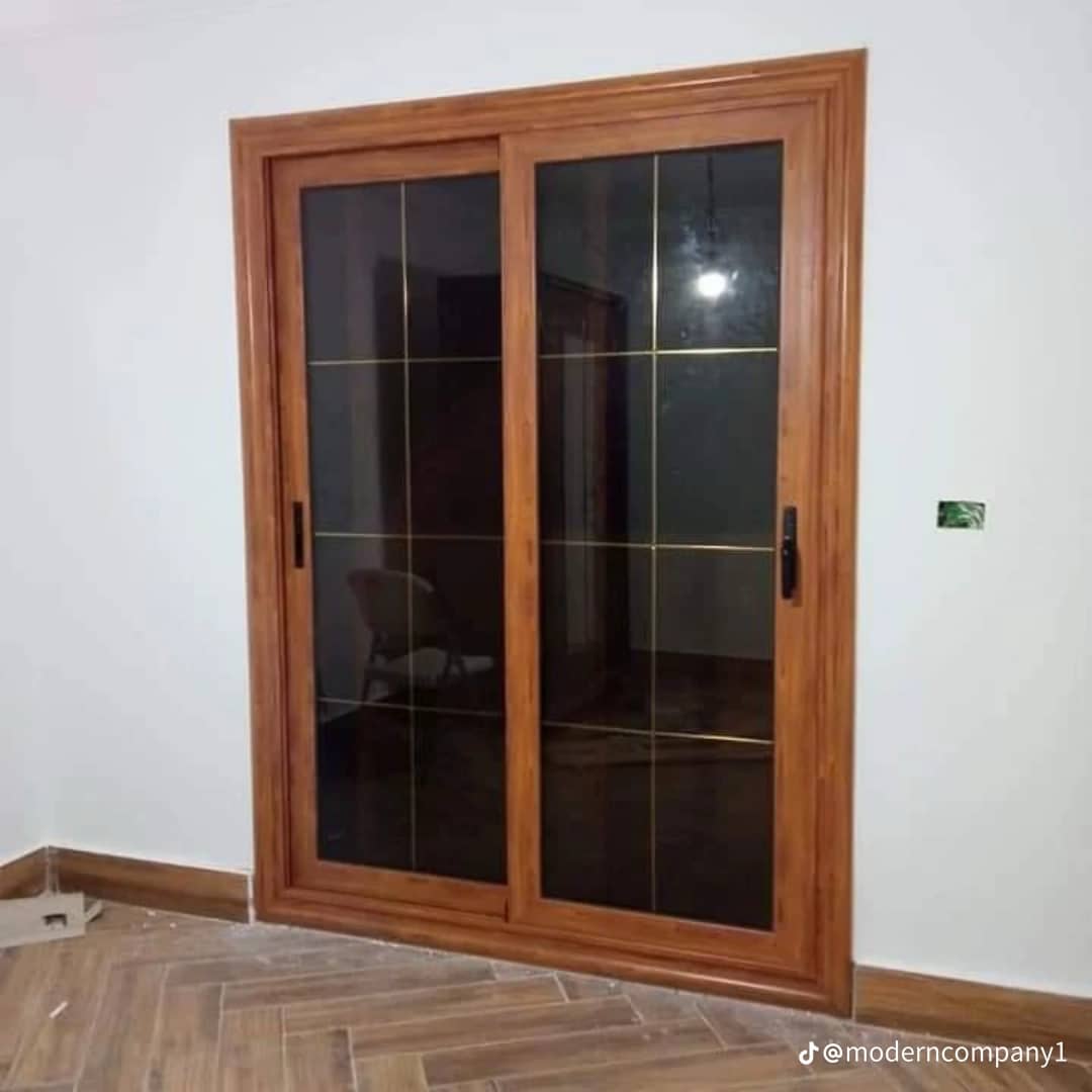 باب سحاب بإطار خشبي اللون