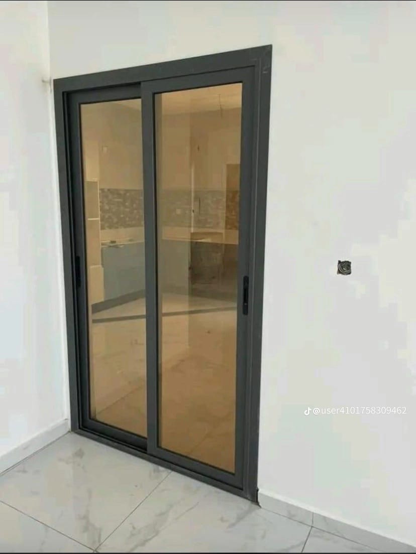 باب ألمنيوم سحاب بلون رمادي