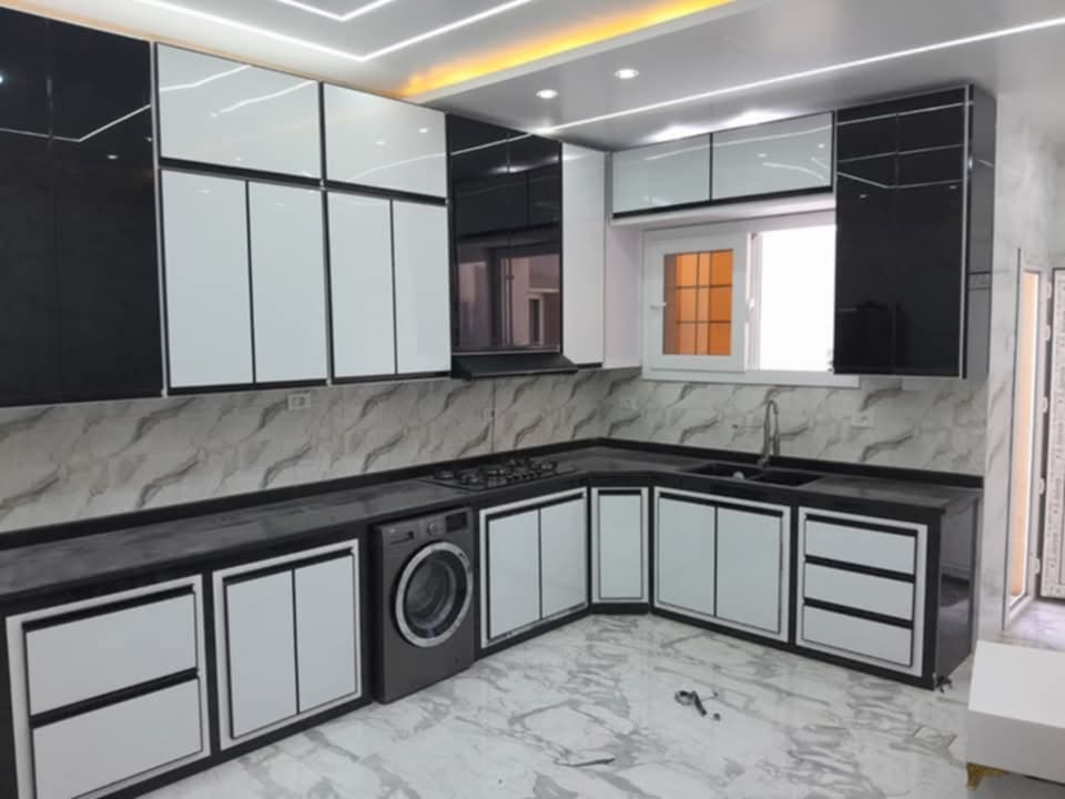 مطبخ ألمنيوم مع سقف جبسي حديث