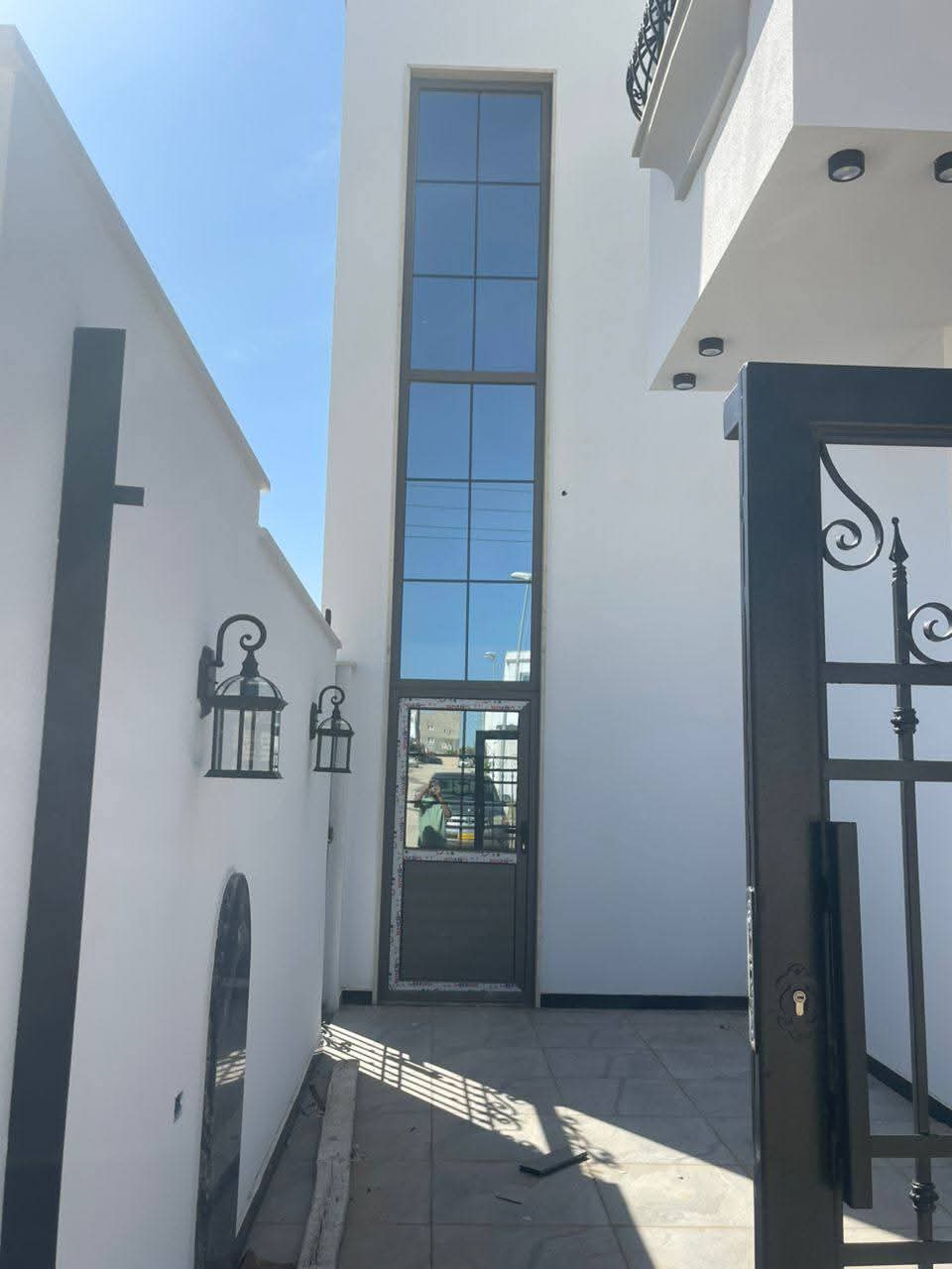 واجهة زجاجية عالية مع باب