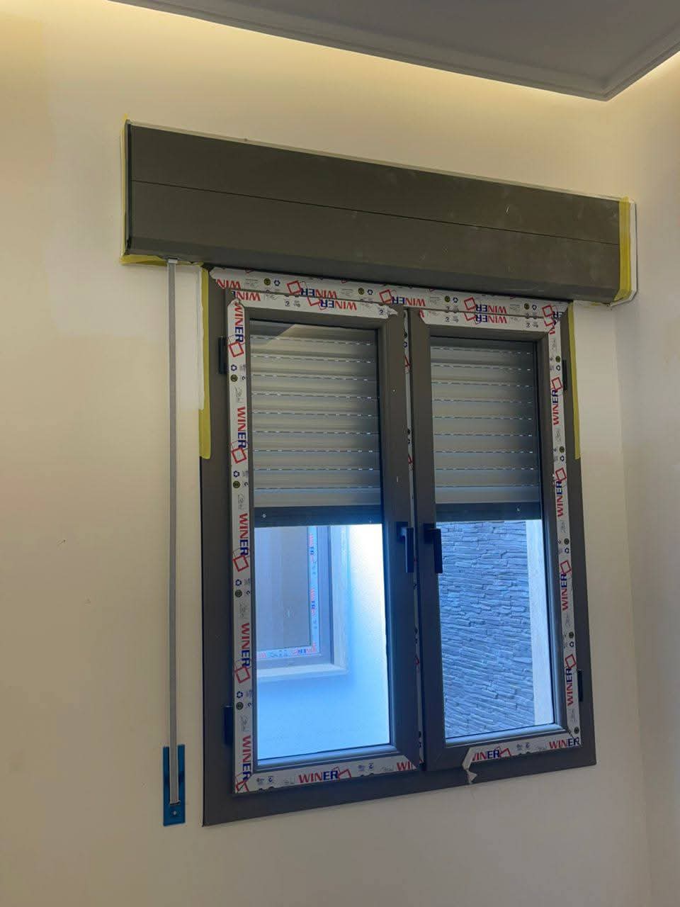 شباك أبيض مع شبكة مربعات